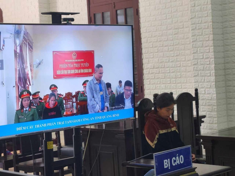Bị cáo Khăm Lạ Cong Mạ Ni trong phiên toà sơ thẩm (người đứng ở màn hình trực tuyến).