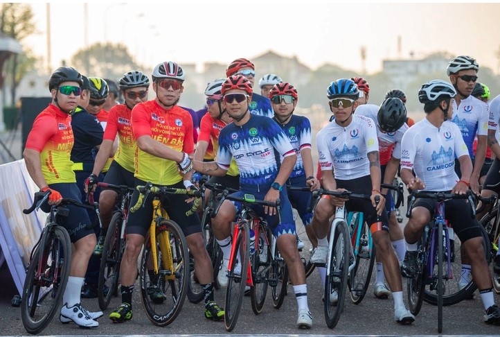 45 athletes compete in Cambodia-Laos-Vietnam friendship bicycle race (Photo: tuoitre.vn)