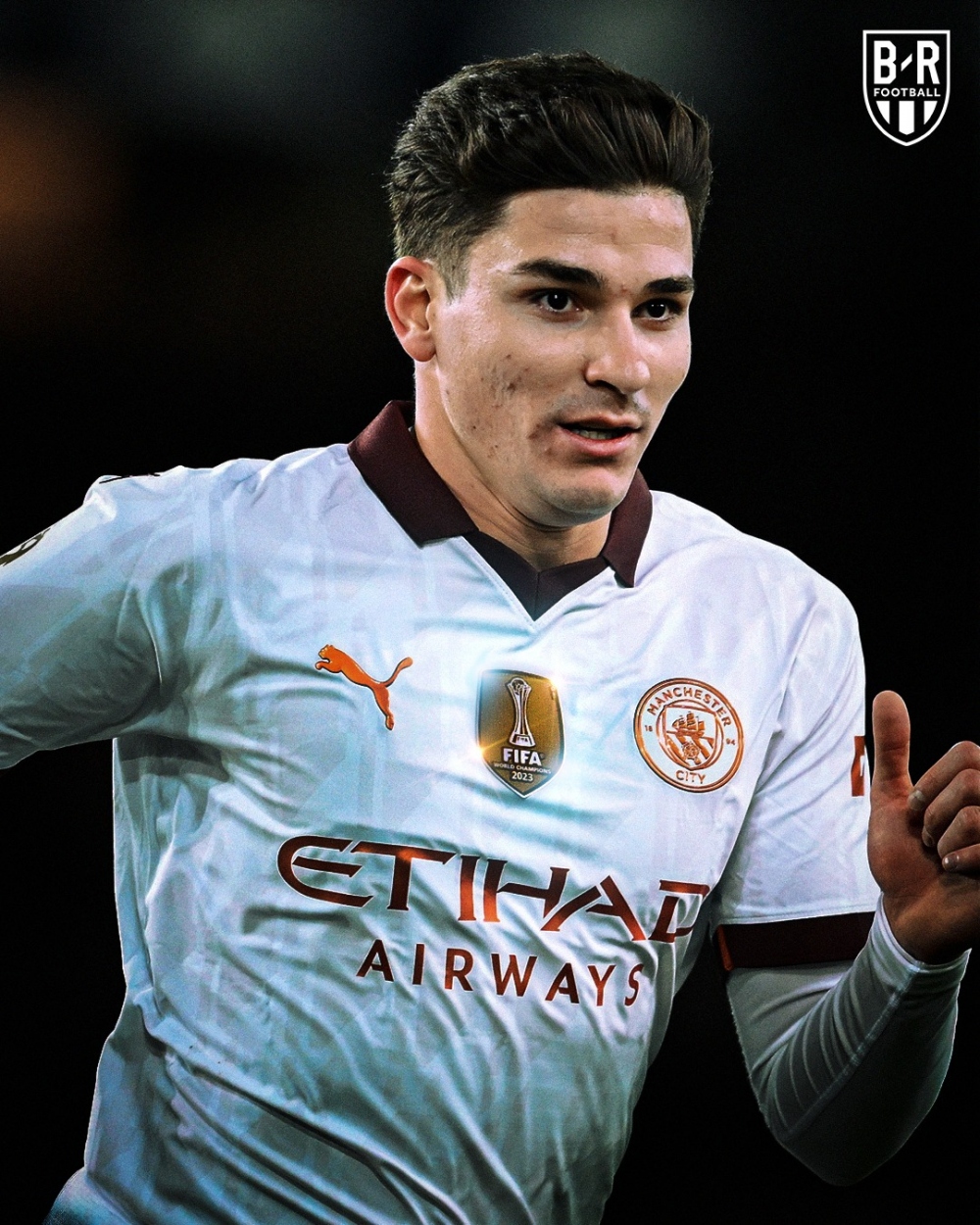 Cầu thủ Man City có logo vô địch thế giới trên ngực áo (Ảnh: Bleacher Report Football)