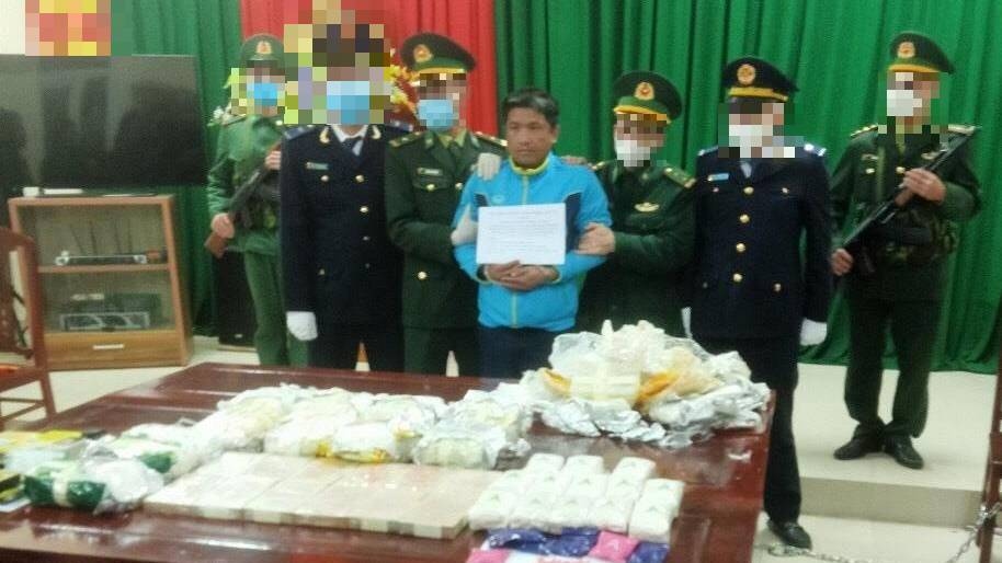 Đối tượng Kong Vang Xiong bị bắt giữ cùng hơn 21kg ma túy. Ảnh: Hải Chuyền