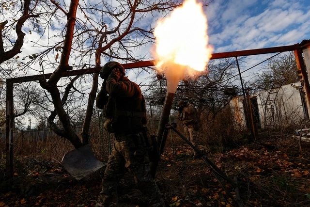 Binh sĩ Ukraine chiến đấu ở Avdiivka. Ảnh: Reuters