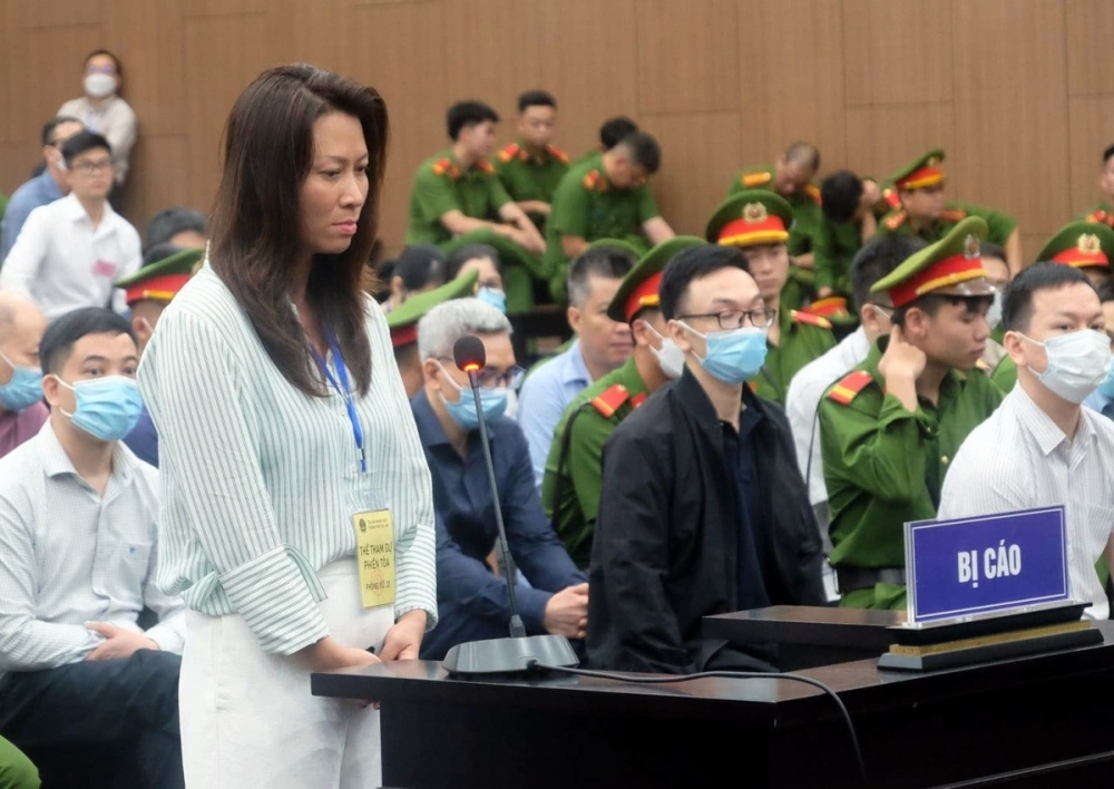 Bản án sơ thẩm xác định, liên quan đến chính sách đưa công dân về nước trong thời điểm dịch Covid-19 diễn ra căng thẳng, 25 bị cáo đã lợi dụng chức vụ, quyền hạn, nhiệm vụ được giao để nhận hối lộ tổng cộng gần 165 tỷ đồng và lợi dụng chức vụ, quyền hạn trong khi thi hành công vụ, gây thiệt hại hơn 10 tỷ đồng. 23 bị cáo là đại diện các doanh nghiệp đã đưa hối lộ hơn 226 tỷ đồng, 4 cá nhân môi giới hối lộ hơn 74 tỷ đồng và lừa đảo chiếm đoạt số tiền gần 25 tỷ đồng.