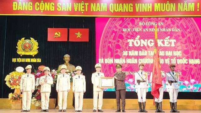 Bộ trưởng Tô Lâm trao Huân chương bảo vệ Tổ quốc hạng Ba cho Học viện ANND