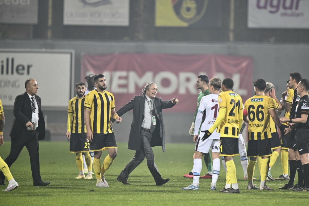 Chủ tịch của CLB Istanbulspor, ông Ecmel Faik Sarialioglu yêu cầu cầu thủ của mình rời sân (Ảnh: Getty)