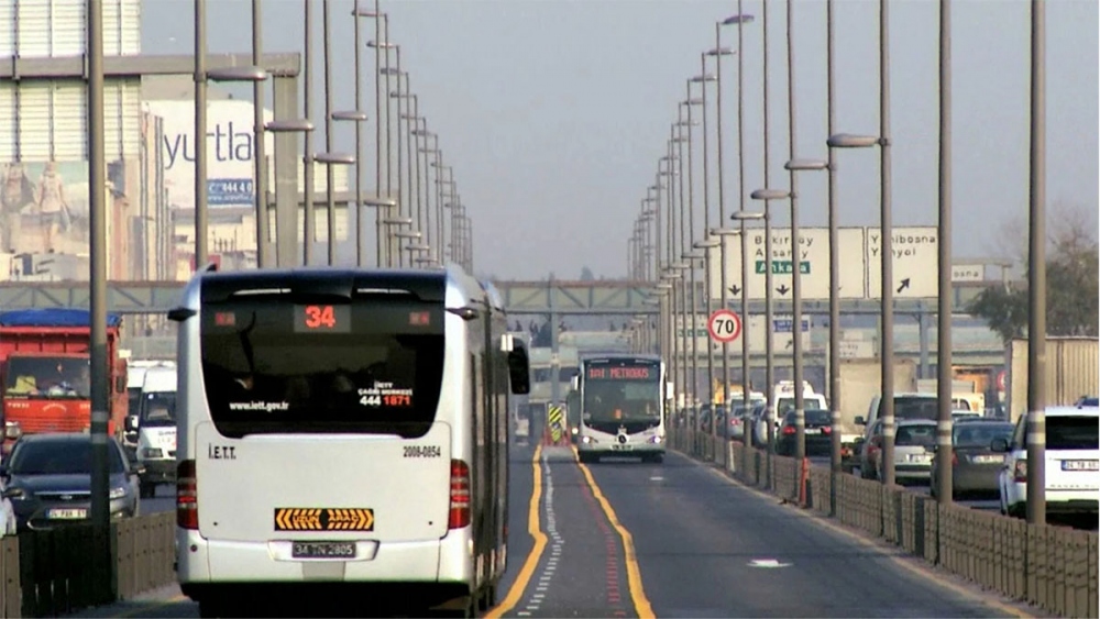 Nhiều nghiên cứu đã chỉ ra rằng, nếu áp dụng tốt, BRT vẫn có thể giúp giảm ùn tắc không kém gì đường sắt đô thị. (Ảnh minh hoạ: Mercedes-Benz)