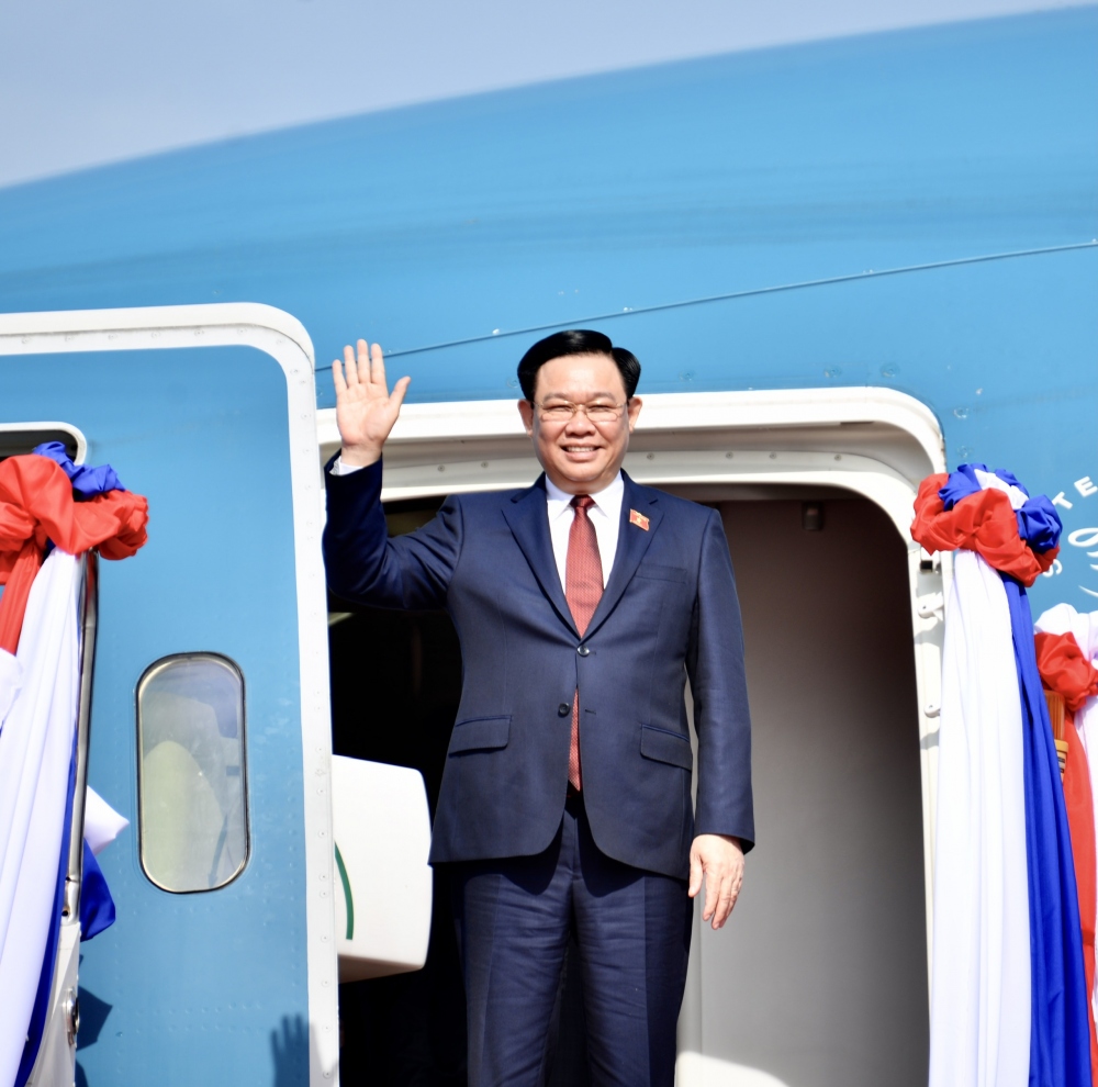 Chủ tịch Quốc hội Vương Đình Huệ và Đoàn đại biểu cấp cao Quốc hội Việt Nam đã đến sân bay quốc tế Wattay