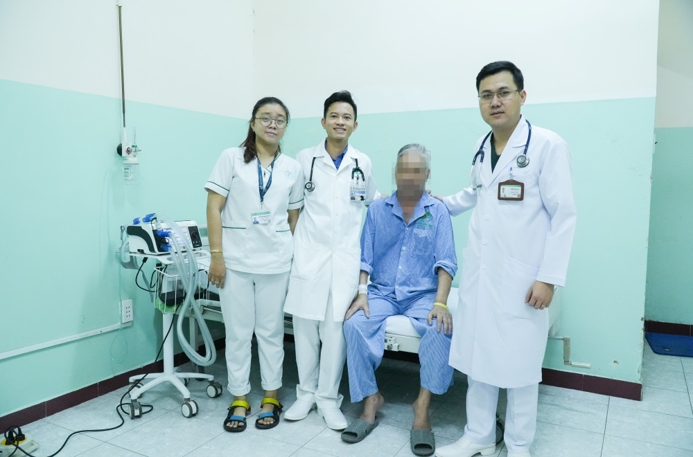 Các bác sĩ và điều dưỡng chụp hình lưu niệm cùng bệnh nhân T ngày ra viện 1
