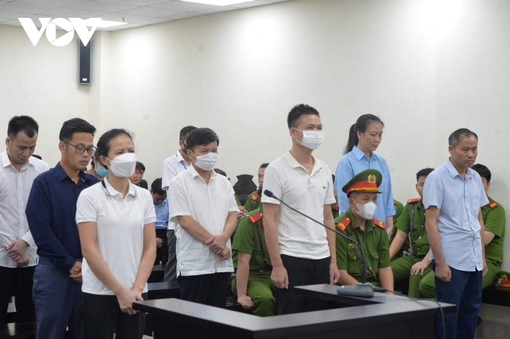 Trong vụ án này, bị cáo Nguyễn Đức Chung, cựu Chủ tịch UBND TP Hà Nội bị tuyên mức án 18 tháng tù về tội Lợi dụng chức vụ, quyền hạn trong khi thi hành công vụ; tổng hợp với các bản án trước đó là 13 năm 6 tháng tù. Các bị cáo còn lại nhận từ 24 tháng tù treo đến 8 năm tù giam.