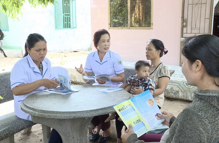 Các cán bộ y tế tại Gia Lai tuyên truyền đến bà con sự nguy hiểm của bệnh dại