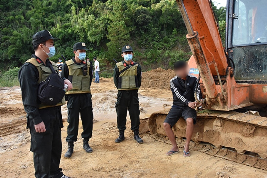 Các đối tượng khai thác khoáng sản trái phép cùng với phương tiện tại hiện trường. Ảnh: CACC