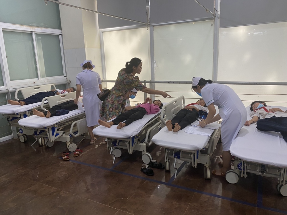 Các em học sinh phải nhập viện ngay sau khi uống trà sữa tại cơ sở kinh doanh dịch vụ giải khát Mây