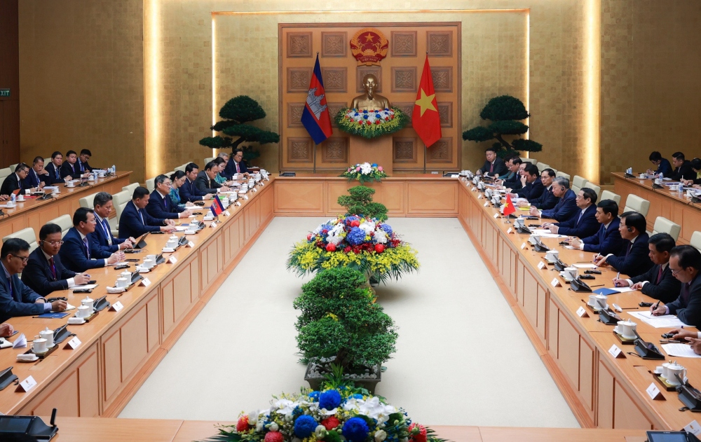 Hai Thủ tướng cũng thảo luận về một số vấn đề khu vực và thế giới mà hai bên cùng quan tâm, chứng kiến ký một số hiệp định và đồng chủ trì Diễn đàn xúc tiến thương mại và đầu tư  Việt Nam- Campuchia.