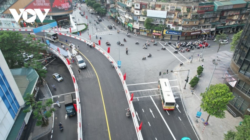 Cầu chữ C (Phạm Ngọc Thạch- Chùa Bộc) là cầu vượt nhẹ thứ 13 được hoàn thành trên địa bàn thành phố Hà Nội.
