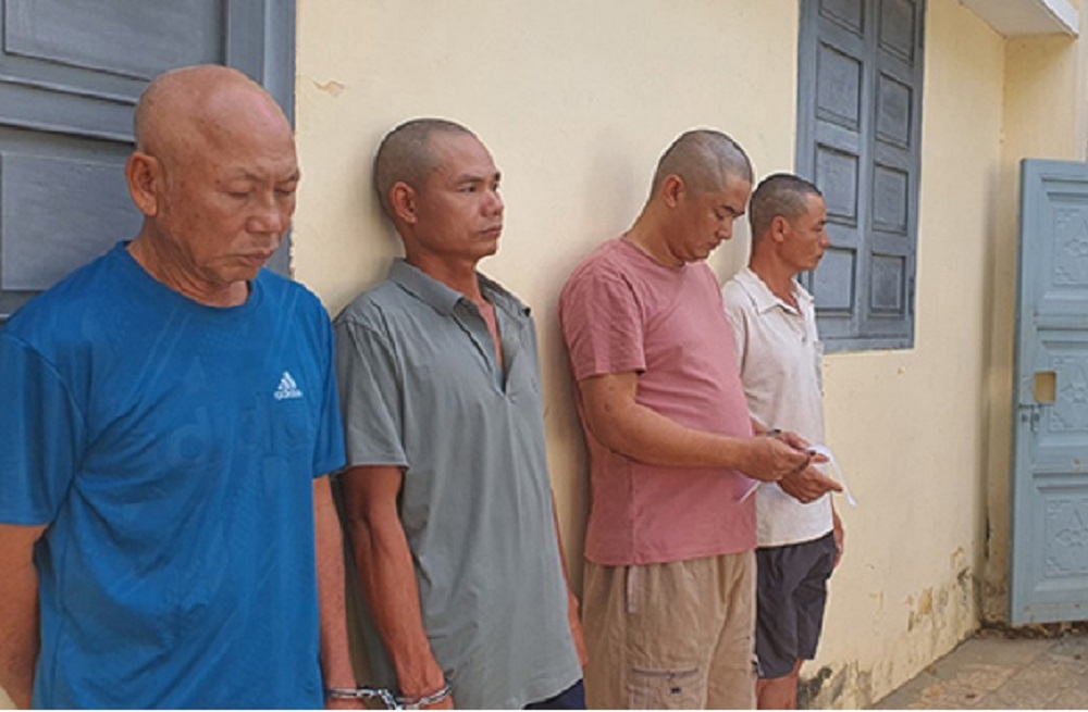 Các bị can tại cơ quan công an. Ảnh: CABT