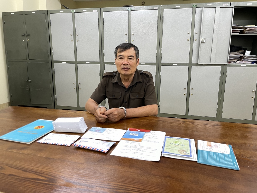 Đối tượng Nguyễn Hồng Phi cùng các tang vật bị bắt giữ tại cơ quan Công an