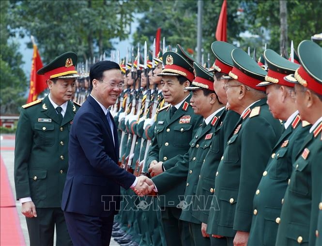 Chủ tịch nước Võ Văn Thưởng với lãnh đạo Bộ Quốc phòng, lãnh đạo Tổng cục II và các sĩ quan chỉ huy Lữ đoàn K3. (Ảnh: TTXVN)