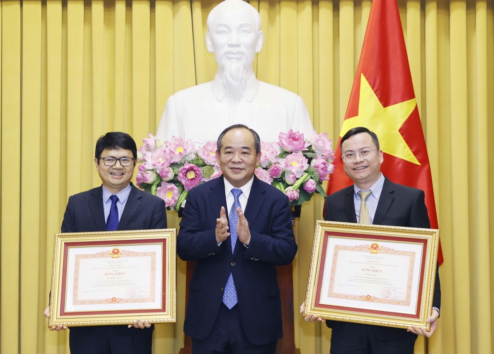 Chủ nhiệm Văn phòng Chủ tịch nước Lê Khánh Hải trao Bằng khen Thủ tướng tặng các cá nhân