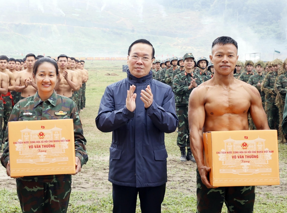 Chủ tịch nước tặng quà Bộ đội đặc công.