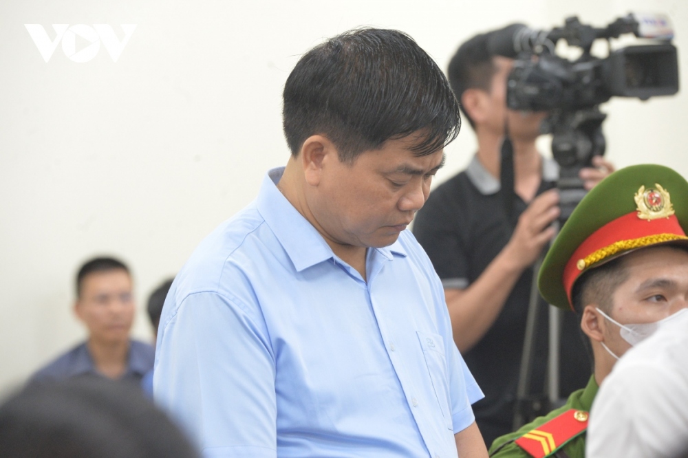 <a href="https://vov.vn/phap-luat/ong-nguyen-duc-chung-bi-de-nghi-2-3-nam-tu-vu-nang-khong-gia-cay-xanh-post1041827.vov" target="_blank">4) Xét xử cựu Chủ tịch UBND TP Hà Nội Nguyễn Đức Chung vụ "nâng khống giá cây xanh": </a>Tháng 8/2023, HĐXX xác định, bị cáo Nguyễn Đức Chung đã chỉ đạo trái pháp luật đặt hàng cây, cho trồng cây trước, quyết toán sau, giá cây bị nâng khống. Hành vi của các bị cáo gây ra tổng thiệt hại 34,7 tỷ đồng cho Nhà nước. 