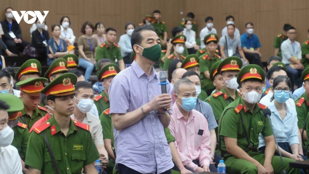 <a href="https://vov.vn/phap-luat/xet-xu-phuc-tham-vu-an-chuyen-bay-giai-cuu-vao-ngay-2012-post1063281.vov" target="_blank">1) Đại án "Chuyến bay giải cứu":</a> Diễn ra từ ngày 11/7/2023 đến ngày 28/7/2023, phiên xét xử sơ thẩm vụ án "chuyến bay giải cứu" được xem là phiên tòa quy tụ nhiều cựu cán bộ, quan chức. Trong 54 bị cáo, 21 người bị xét xử về tội Nhận hối lộ. Hai cựu Thứ trưởng, hai cựu Phó Chủ tịch UBND tỉnh, thành phố, một cựu Cục trưởng, hai Phó Cục trưởng cùng nhiều cựu Đại sứ và cán bộ phải hầu tòa với tư cách bị cáo.​​​
