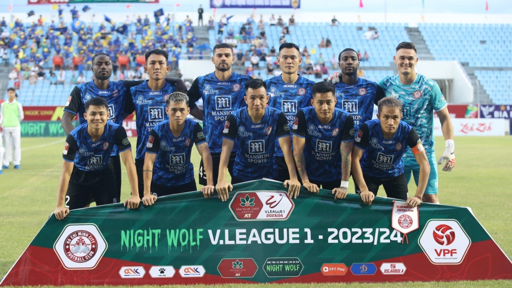 Ngô Tùng Quốc (hàng dưới, ngoài cùng bên trái) vắng mặt ở trận gặp Thanh Hóa (Ảnh: VPF)