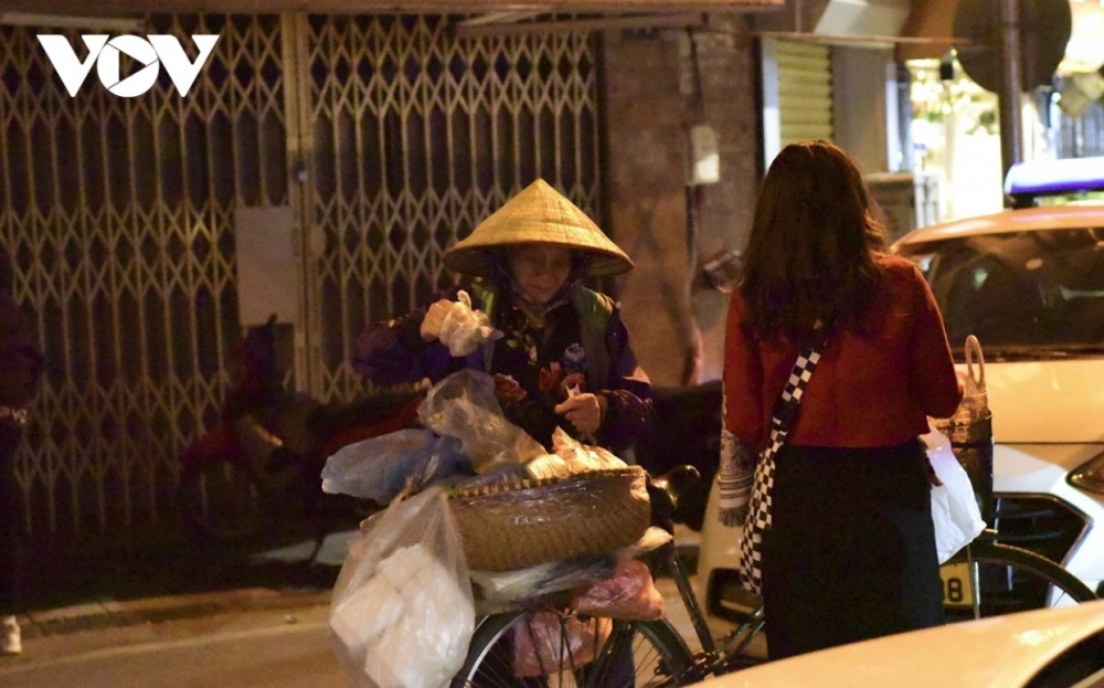 Despite the chilly conditions, street vendors brave the freezing cold to make a living.