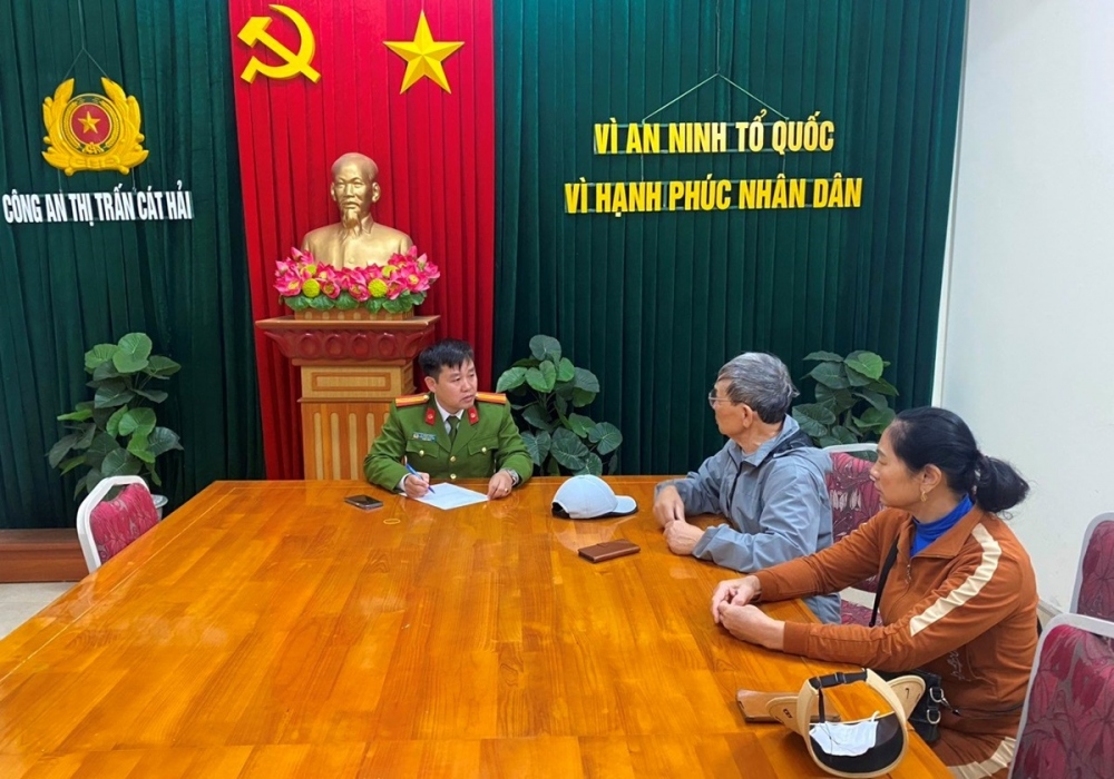 Công an thị trấn Cát Hải hướng dẫn ông N. và bà H. tránh lừa đảo. (Ảnh: Công an Hải Phòng)