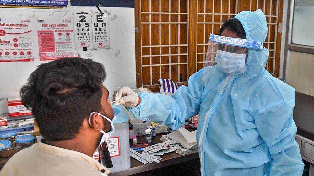 Công tác xét nghiệm và giải trình tự bộ gen được tăng cường (Ảnh: The Hindu)