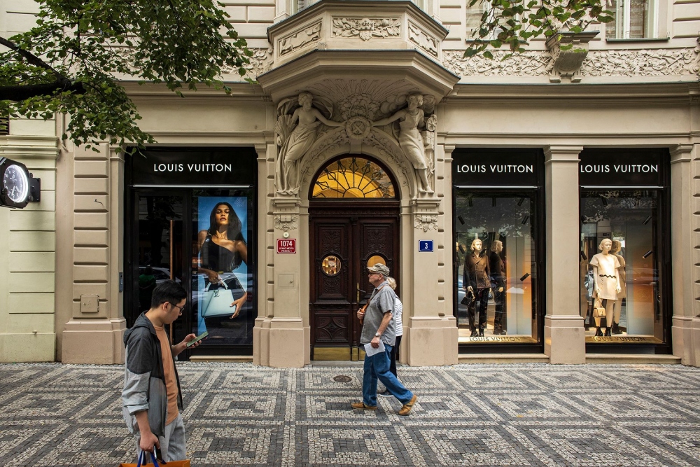 Người đi bộ đi ngang qua một cửa hàng sang trọng của Louis Vuitton trên đường Parizska ở Praha, Cộng hòa Séc