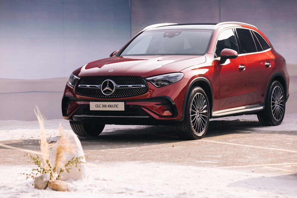 Mercedes-Benz GLC 2023 đang được phân phối với 2 phiên bản, giá bán lẻ đề xuất dao động trong khoảng 2,299-2,799 tỷ đồng