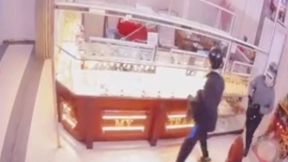 Hình ảnh camera ghi lại cảnh 2 đối tượng vào tiệm vàng cướp tài sản.
