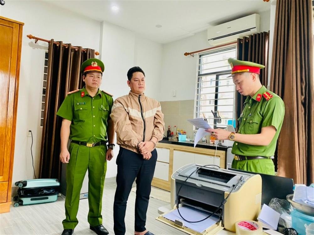 Cơ quan điều tra tiến hành khám xét nơi ở và nơi làm việc của đối tượng