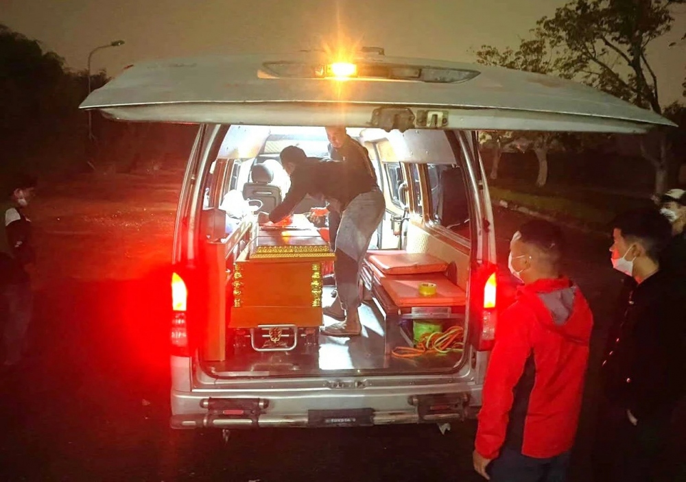 Nạn nhân được đưa về để gia đình tổ chức mai táng vào tối cùng ngày.