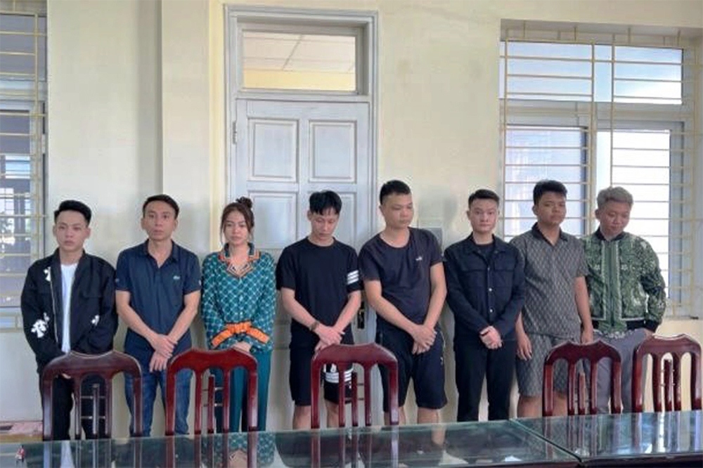 Các đối tượng trong đường dây đánh bạc qua mạng Internet bị Công an Nam Định bắt giữ (Ảnh: Công an Nam Định).