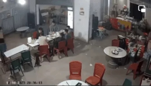 Hình ảnh Nguyễn Thị Linh mang điếu cày vào để đập phá. (Ảnh: Cắt từ clip)