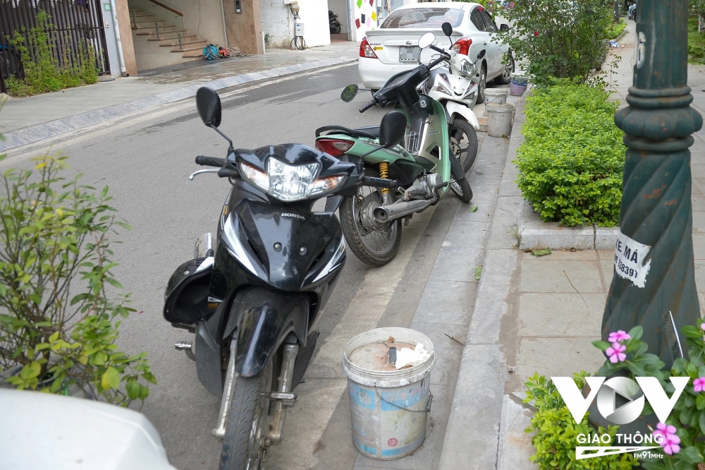 Các chướng ngại vật này có thể là thùng sơn được đổ bê tông bên trong, hoặc là xe máy, hay cũng có thể là chậu cây cảnh,...