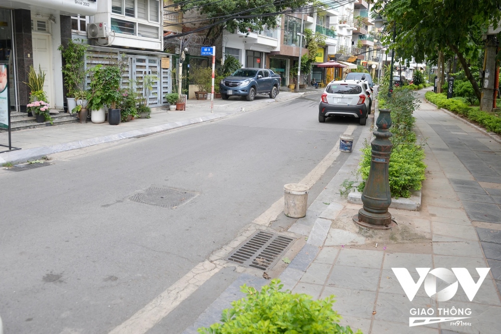 Còn chị Phương Thúy - Chủ của hành kinh doanh trên đường Hoàng Hoa Thám, Hà Nội cho rằng, vỉa hè, lòng đường là của chung, ai cũng có quyền sử dụng, thay vì việc đặt vật cản chiếm chỗ, hoàn toàn giữa chủ kinh doanh và lái xe có thể thỏa thuận, hài hòa giữa cả 2 bên.