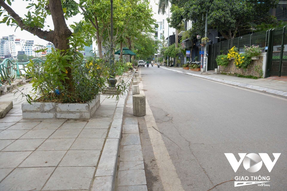 Việc đặt chướng ngại vật dưới lòng đường, trên vỉa hè là hành động ứng xử thiếu văn hóa trong môi trường văn minh. Trong trường hợp người điều khiển phương tiện dừng, đỗ xe sai quy định, chủ nhà, chủ cơ sở kinh doanh hoàn toàn có thể trình báo sự việc với cơ quan chức năng để tiến hành xử lý đúng theo quy định của pháp luật. Ngược lại, nếu tài xế có nhu cầu muốn đỗ xe chỉ cần quan sát khu vực xung quanh, để lại số điện thoại hoặc có lời với chủ nhà, mọi việc có thể giải quyết một cách nhẹ nhàng.