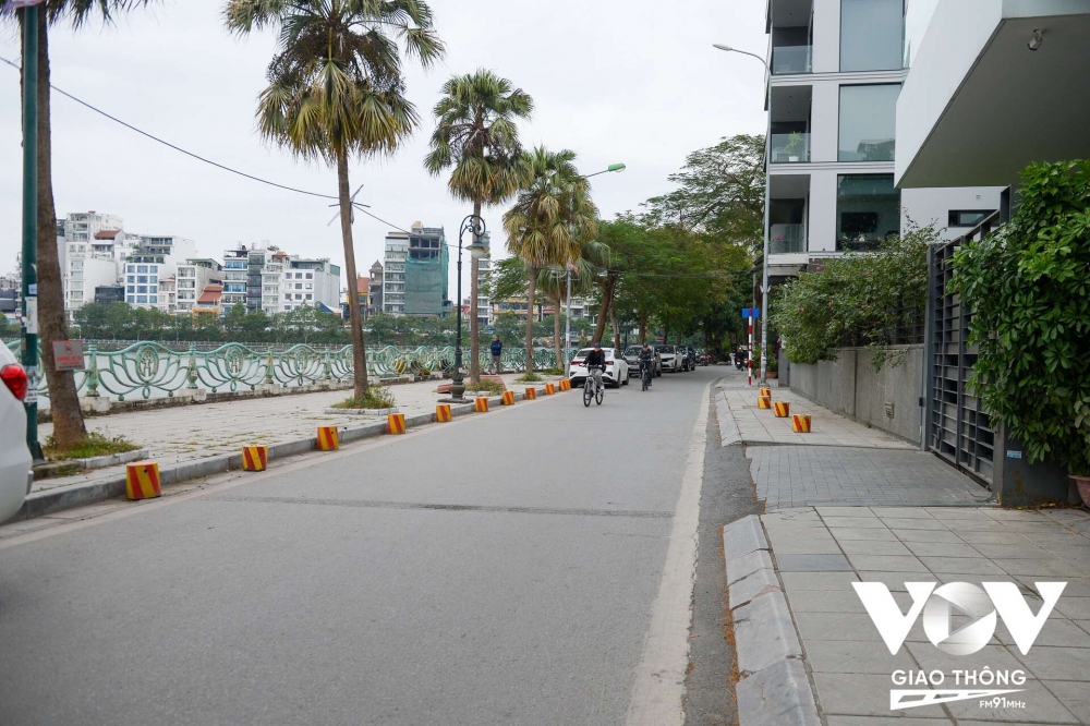 Khoảng cách một số người đặt chướng ngại vật chiếm chỗ có độ dài hơn 5m, thoải mái cho ô tô đỗ và vừa bằng mặt tiền của một nhà mặt phố.