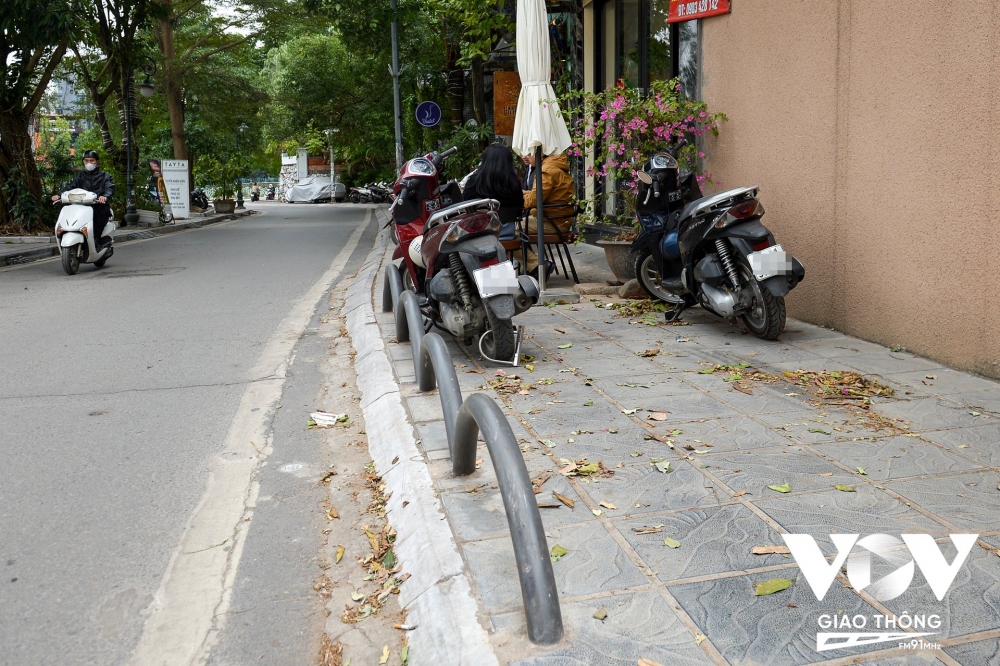 Không chỉ đặt trụ bê tông, một số nhà còn khoan vỉa hè, lắp đặt vòm sắt.