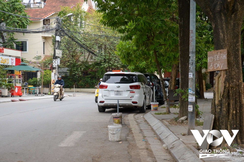 Ngày 17/12/2023, theo ghi nhận của phóng viên VOV Giao thông, quanh khu vực Hồ Tây, quận Tây Hồ, Hà Nội xảy ra việc một số người tự ý đặt chướng ngại vật để ngăn cản không cho các phương tiện khác đỗ tại khu vực mình mong muốn.