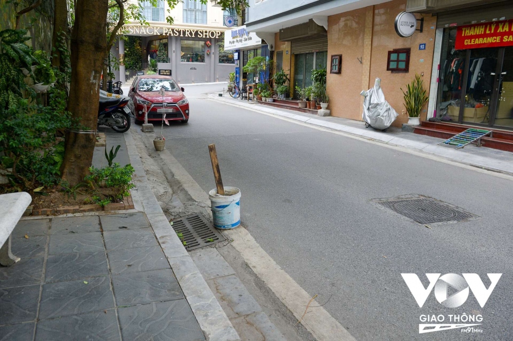 Việc giữ chỗ đỗ xe ô tô đôi khi không chỉ dừng lại ở việc đơn giản là đặt chướng ngại vật, mà vô tình biến hóa thành những hành động khác.