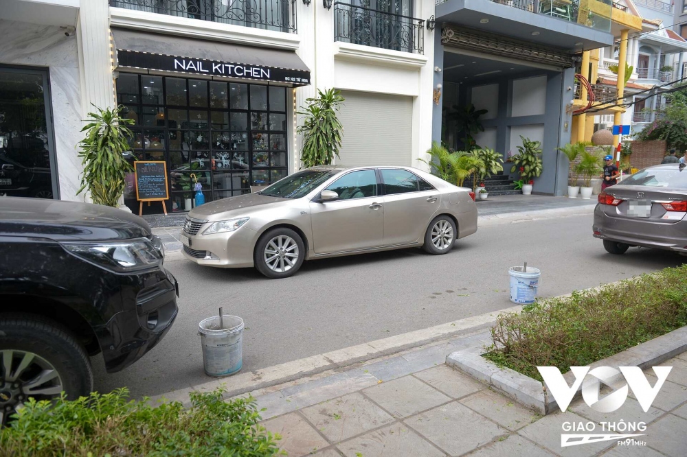 Chia sẻ với VOV Giao thông, anh Phạm Văn Ca – Lái xe Taxi G7 bày tỏ, việc cửa hàng kinh doanh mất nhiều tiền để thuê nhà mặt phố kinh doanh ai cũng hiểu, tuy nhiên nếu dùng biện pháp cực đoan như đặt chướng ngại vật để chiếm chỗ, ngăn cản không cho các phương tiện khác là ứng xử không đẹp. Để giải quyết chuyện này, người tài xế khi đỗ để lại số điện thoại trên xe và người chủ kinh doanh nhắc nhở là mọi chuyện yên ổn.