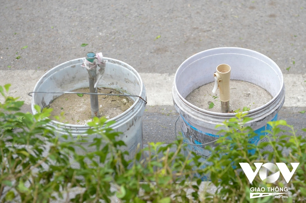 Vỏ bên ngoài là thùng sơn, nhưng ruột là bê tông, nếu không may va phải chướng ngại vật này thì để lại hậu quả không hề nhỏ cho các phương tiện.