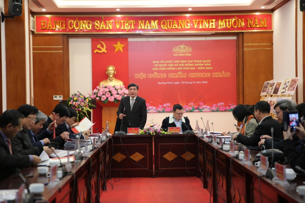 Ủy viên Trung ương Đảng, Tổng Thư ký Quốc hội, Chủ nhiệm Văn phòng Quốc hội Bùi Văn Cường - Phó Trưởng ban Thường trực Ban chỉ đạo Giải báo chí toàn quốc về Quốc hội và HĐND (Giải Diên Hồng), Trưởng Ban Tổ chức Giải phát biểu tại Hội đồng chấm Chung khảo