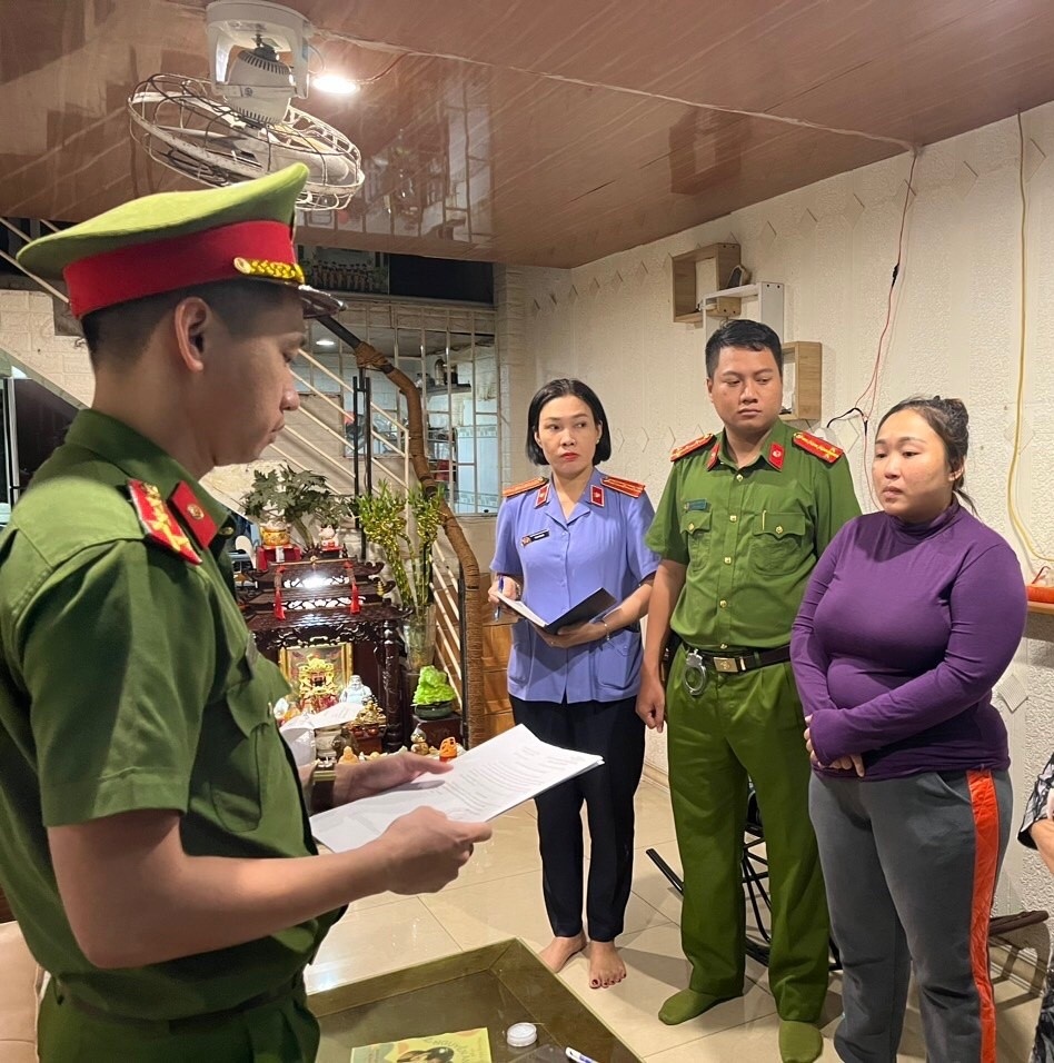 Cơ quan Cảnh sát điều tra Công an TP Đà Nẵng tống đạt các quyết định đối với Bùi Thị Thu Nguyệt.