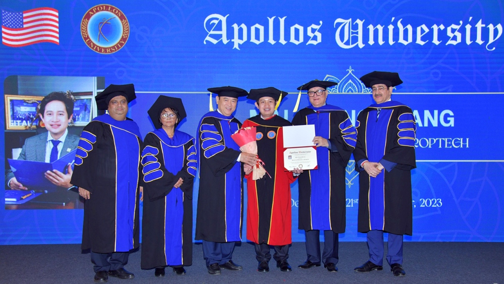 Doanh nhân Hoàng Mai Chung nhận bằng Tiến sĩ danh dự của Trường Đại học Apollos