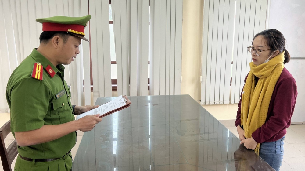 Cơ quan Cảnh sát điều tra Công an TP Đà Nẵng tống đạt quyết định đối với Nguyễn Thị Dung
