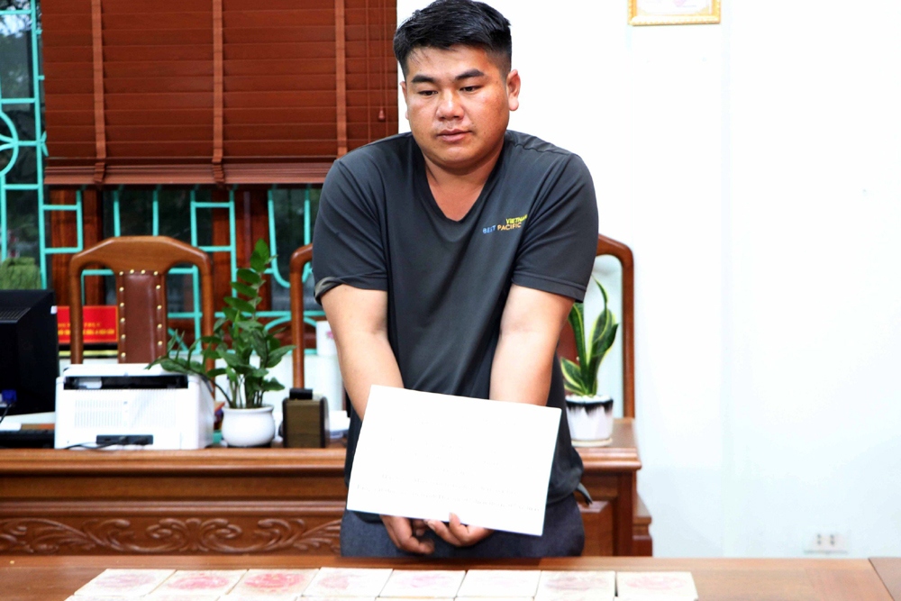 Đối tượng Cứ A Anh tại cơ quan công an