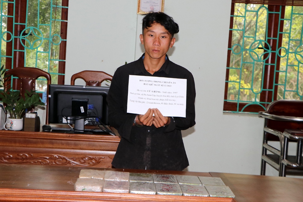 Cứ A Hàng cùng tang vật 12 bánh heroin tại cơ quan công an